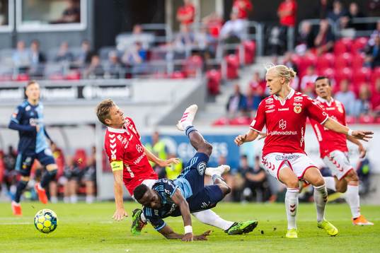 Kalmars Viktor Elm och Djurgårdens Mohamed Buya Turay