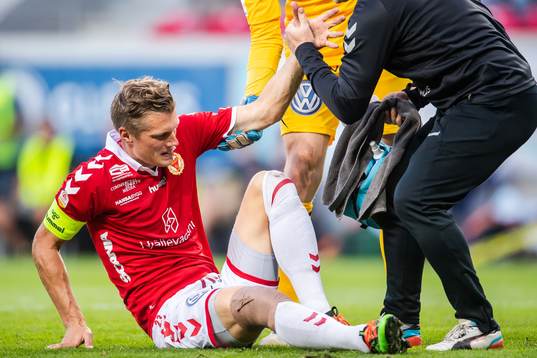 Kalmars Viktor Elm får bandage runt låret
