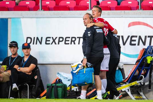 Kalmars Viktor Elm får hjälp av planen med bandage runt