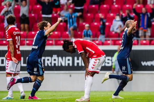 Djurgårdens Fredrik Ulvestad jublar med Kevin Walker