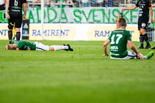 Jönköpings spelare ligger ner och har kramp