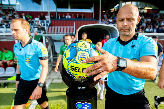 Huvuddomare Robert Daradic tar bollen