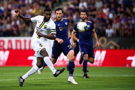 Henok Goitom of AIK and Spiro Pericic of Maribor