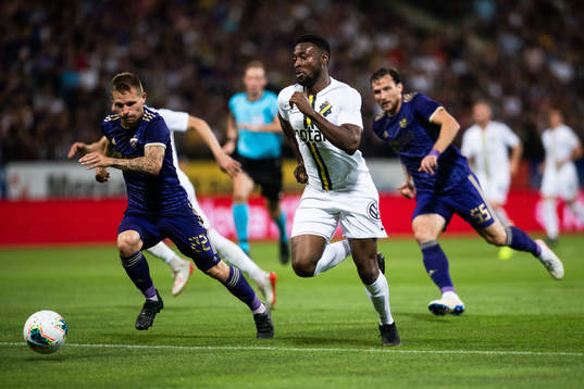 Martin Milec of Maribor and Chinedu Obasi of AIK compete