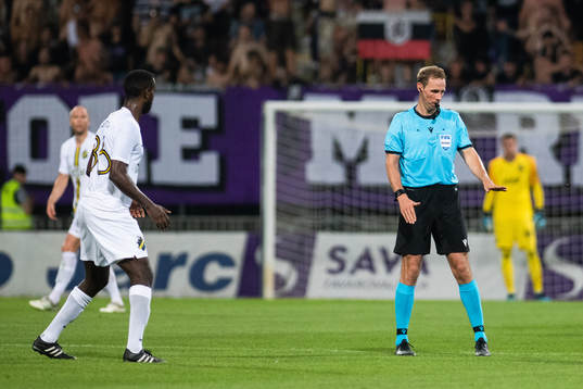 Referee Sascha Stegemann