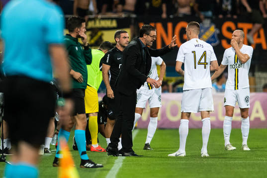 Rikard Norling, head coach of AIK talks to Karol Mets
