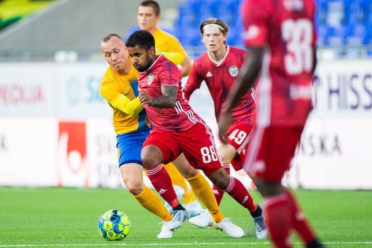 Gudmundur Thórarinsson of IFK Norrköping and Amâncio