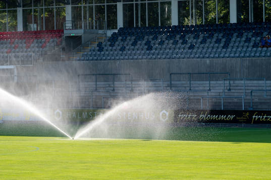 Vattenspridare före fotbollsmatchen i Superettan mellan