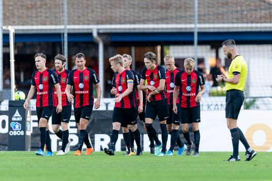 Brommapojkarnas spelare jublar