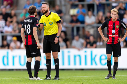 Brommapojkarnas Marcus Gustafsson och domare MIrza Kazic