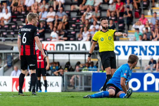 Domare MIrza Kazic blåser straff