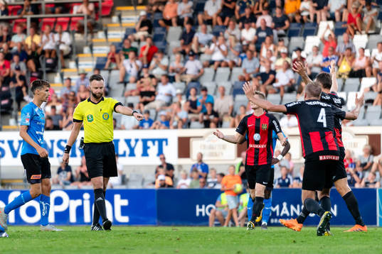 Brommapojkarnas spelare reagerar på domare MIrza Kazic