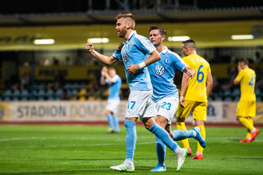 Rasmus Bengtsson celebrates with Marcus Antonsson of Malmö