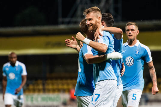 Rasmus Bengtsson of Malmö FF celebrates with team mates