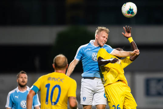 Oscar Lewicki of Malmö FF and Shamar Nicholson of Domzale