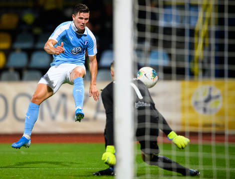 Marcus Antonsson of Malmö FF with an attempt against