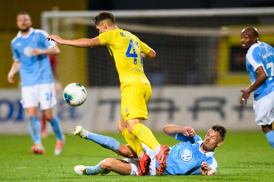 Markus Rosenberg of Malmö FF and Adam Gnezda of Domzale