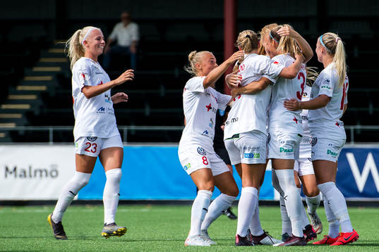 Rosengårds Nathalie Björn jublar med lagkamrater