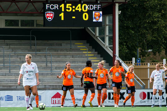 Kungsbackas Linda Nyman jublar med lagkamrater