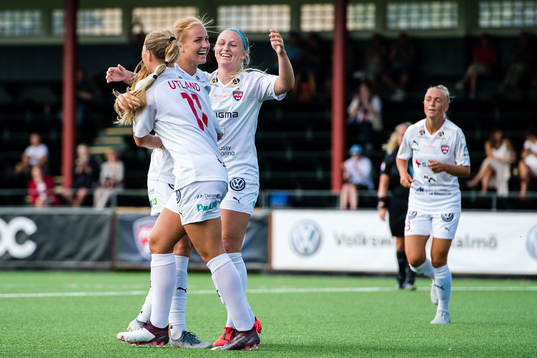 Rosengårds Glodis Perla Viggosdottir jublar med lagkamrater