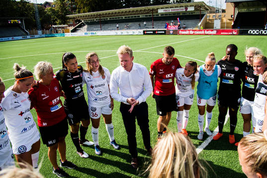 Rosengårds tränare Jonas Eidevall pratar med spelare