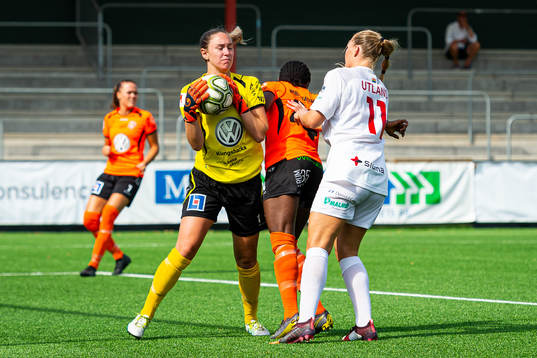 Kungsbackas målvakt Moa Öhman och Rosengårds Lisa-Marie
