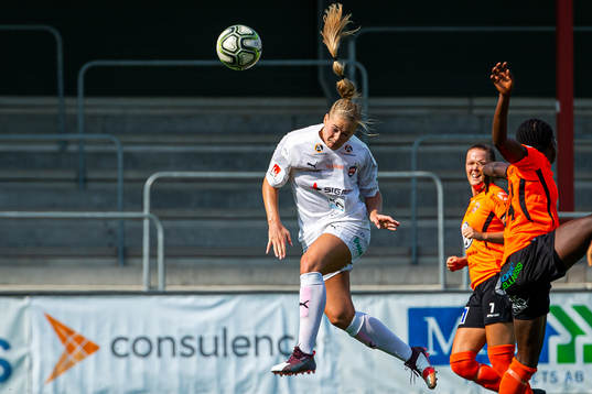 Rosengårds Lisa-Marie Utland nickar bollen