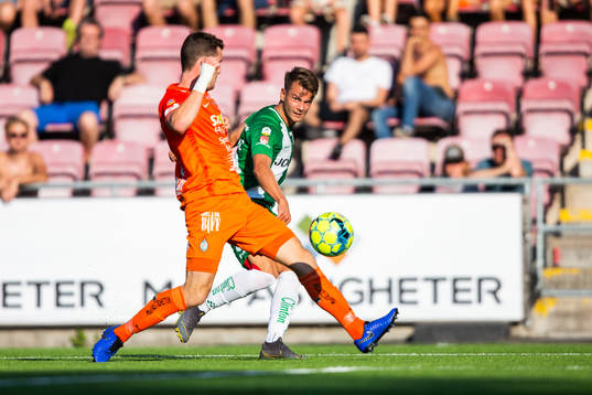 Hammarbys Alexander Kacaniklic slår en passning som leder