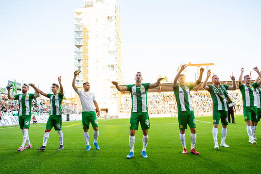 Hammarbys spelare jublar