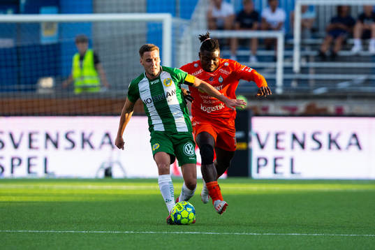 Hammarbys Jeppe Andersen och AFC Eskilstunas Onyedikachukwu