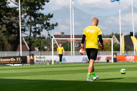 Falkenbergs målvakt Johan Brattberg före fotbollsmatchen