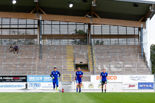 Sundsvalls målvakter värmer före fotbollsmatchen i