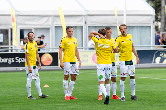 Falkenbergs spelare värmer före fotbollsmatchen i