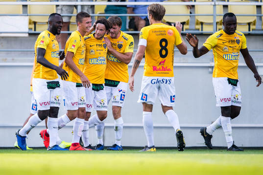 Falkenbergs Robin Östlind jublar med lagkamrater