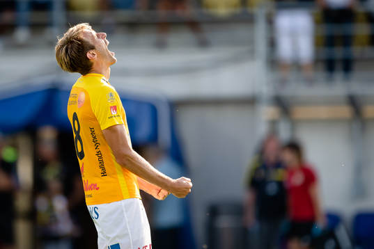Falkenbergs Tobias Karlsson jublar