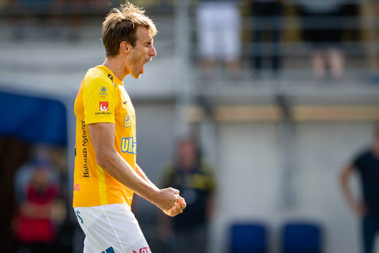 Falkenbergs Tobias Karlsson jublar