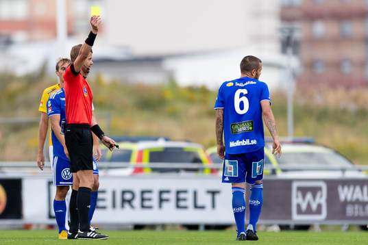 Sundsvalls Juan Jose Ciercoles Sagra får gult kort av