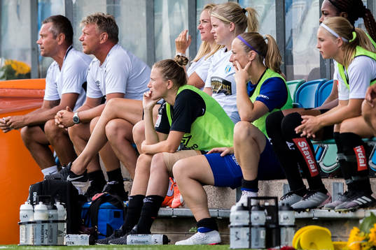 Göteborgs Emma Berglund (mitten) på bänken