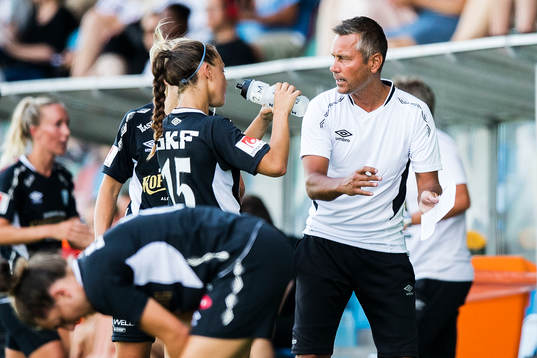 Göteborgs tränare Marcus Lantz instruera Elin Rubensson