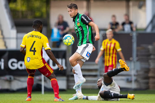 GAIS Måns Saebbö mot Syrianskas målvakt Dwayne St Aubyn