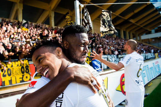 s Chinedu Obasi och Bilal Hussein  jublar