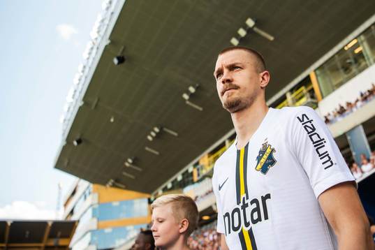 s Rasmus Lindkvist gör entré