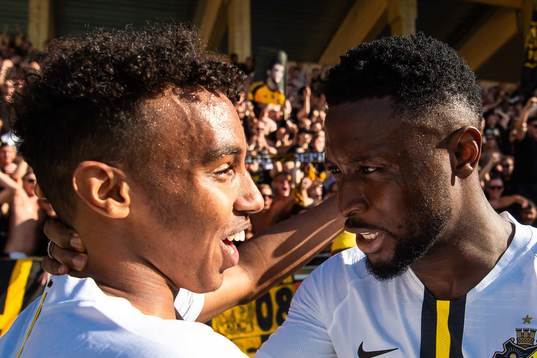 s Bilal Hussein och Chinedu Obasi jublar