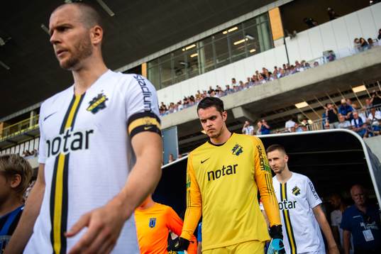 s Per Karlsson och målvakt Oscar Linnér gör entré