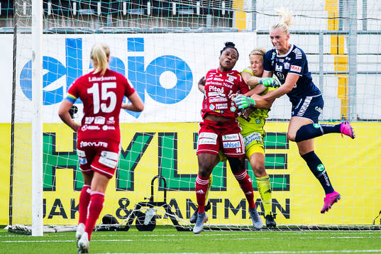 Piteås Faith Ikidi Michael och målvakt Cajsa Andersson