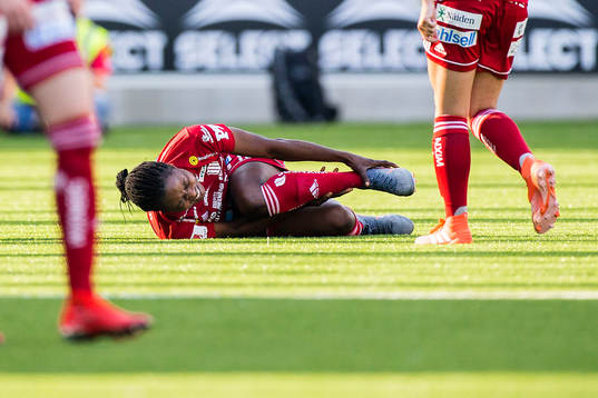 Piteås Faith Ikidi Michael har ont