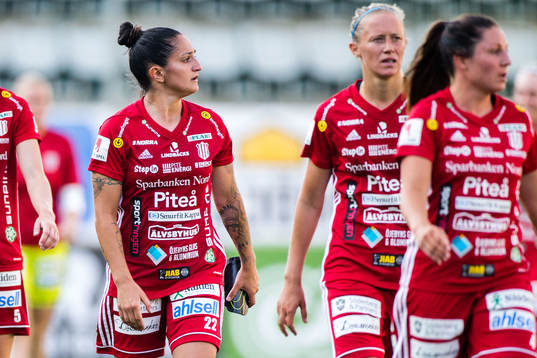 Piteås Fernanda Da Silva med lagkamrater