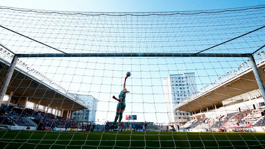 Linköpings målvakt Emma Holmgren räddar