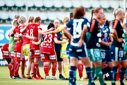 Piteås tränare Stellan Carlsson samlas med laget