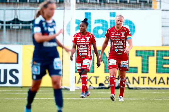 Piteås Ellen Löfqvist (längst fram) och Faith Ikidi